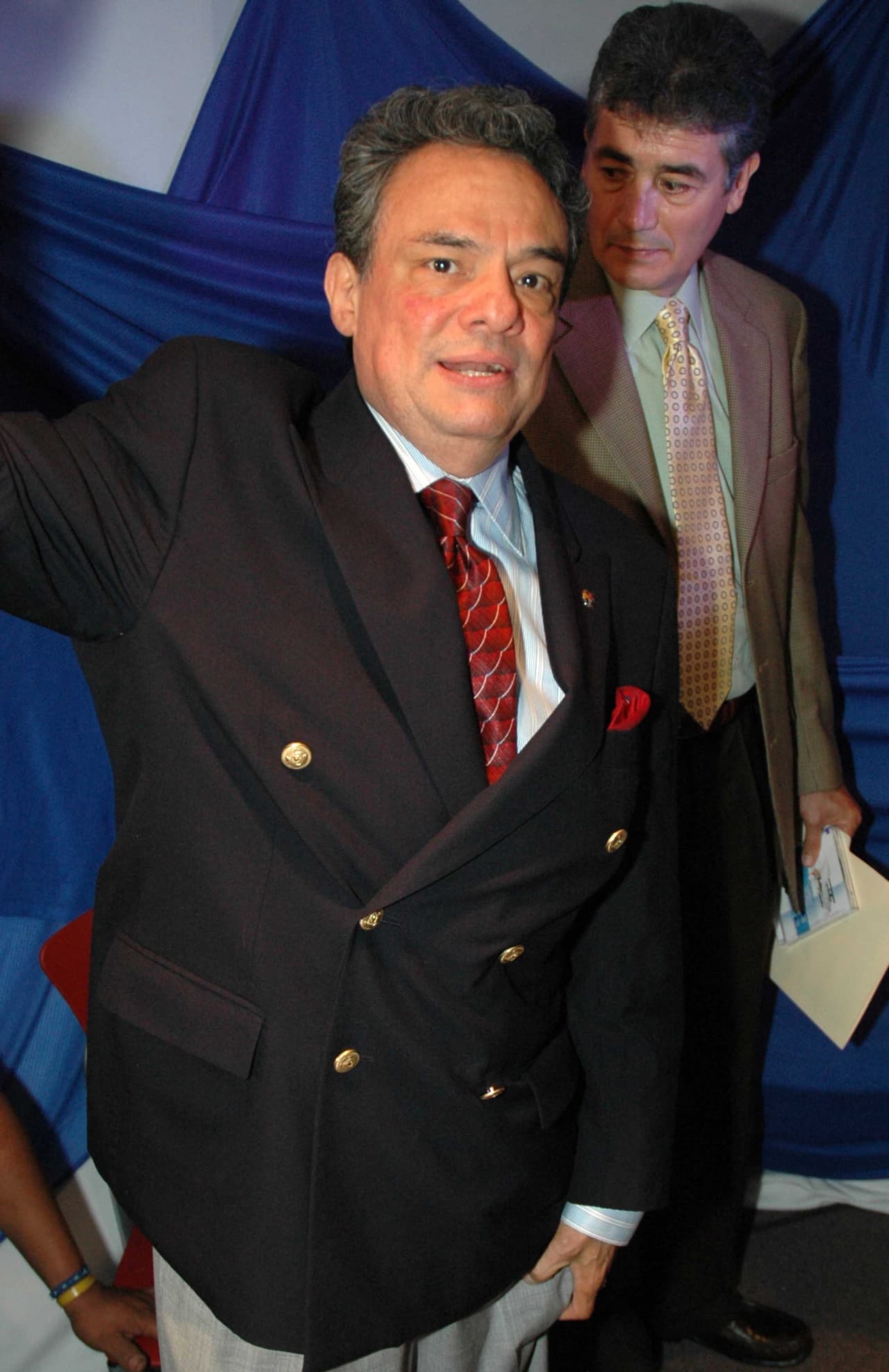 "El hermano ausente, el hermano que no es hermano,
<b>pues ni lo extrañas</b>; pero al ídolo, dices 'wow, vamos a estar cantando sus canciones ahora con más gusto'", aseguró Sosa, quien es contratenor.