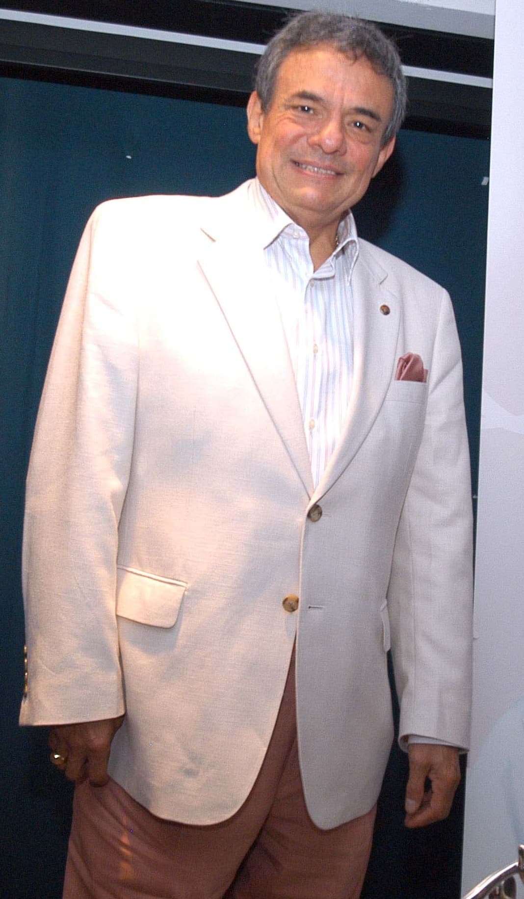 En una plática con el programa
<b><a href="https://twitter.com/saleelsoltv/status/1192102884646588416?s=21" target="_blank">'Sale el sol'</a></b>, Héctor Sosa habló de la poca relación que tenía con José José y de su intento fallido por ayudarlo a recuperar la voz.