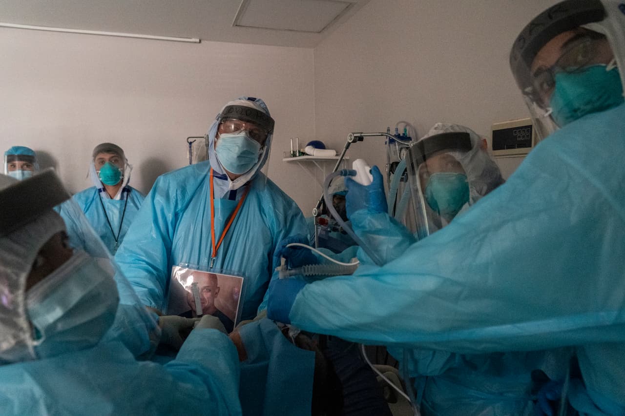 Algunos alabaron la labor de los trabajadores de primera línea luchando contra el covid-19 y reflexionaron sobre lo que pasan los pacientes hospitalizados en fechas como Thanksgiving. En la imagen el grupo de médicos miembros del personal médico monitorean un endoscopio mientras realizan un procedimiento de traqueotomía percutánea en un paciente durante el Día de Acción de Gracias.