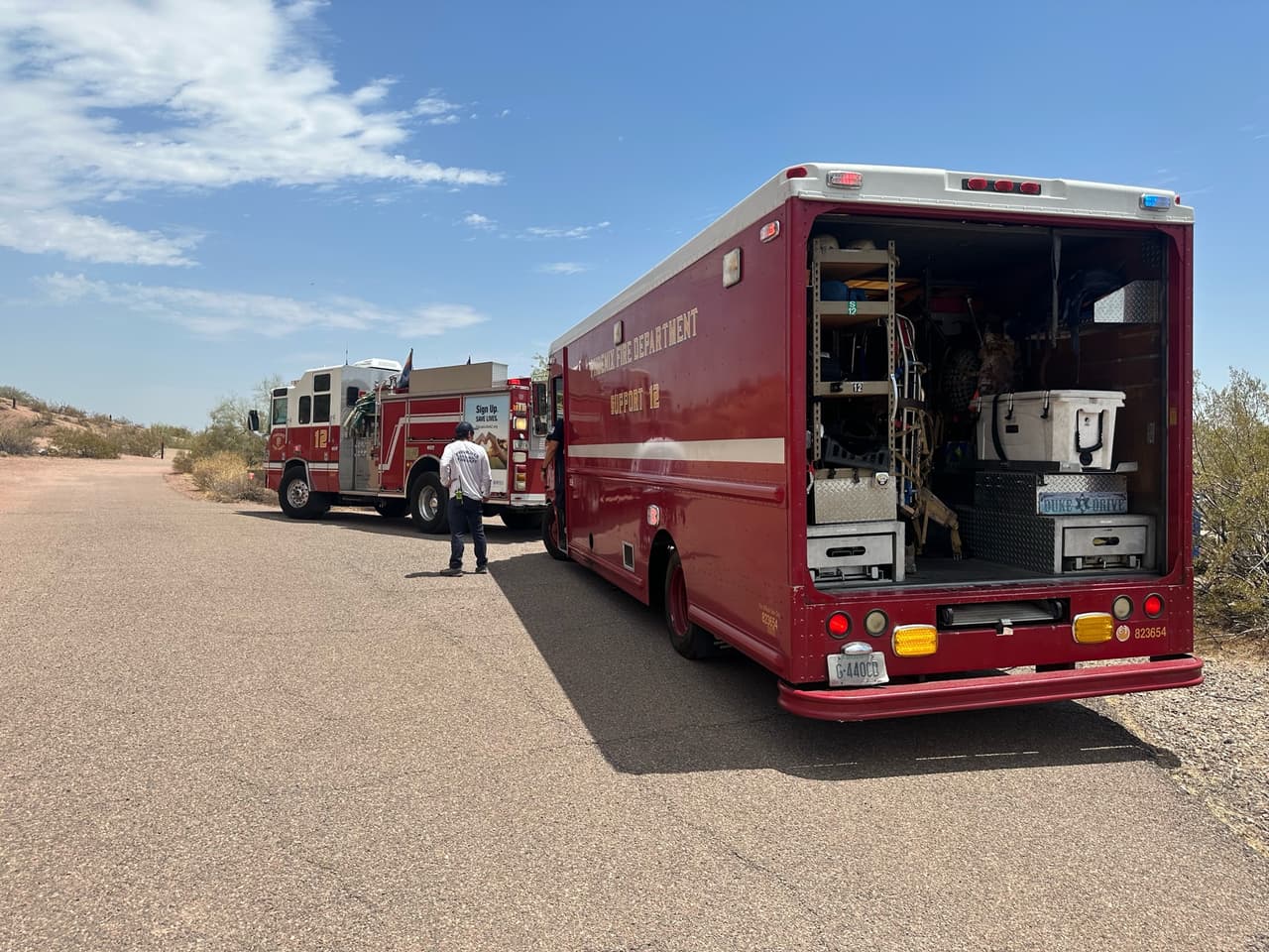 <b>Elementos de rescate técnico</b> reunieron rápidamente a sus equipos y se dirigieron por el sendero para ayudar al excursionista que corría peligro frente a las altas temperaturas.