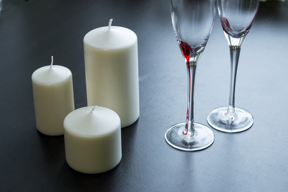 Consagra las velas, es decir, di en voz alta que las estarás usando en este ritual para atraer amor, paz y abundancia esta Navidad. Las velas serán el elemento depurador del ritual, atrayendo pureza y prosperidad.