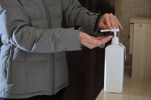 Los líderes deben garantizar que los empleados y voluntarios mantengan buena higiene.
<br>
<br>Asimismo, se debe examinar a los empleados y voluntarios antes de asistir a la iglesia, congregación o lugar de culto. Debe enviar a su casa a cualquier empleado o voluntario que tenga síntomas del virus.