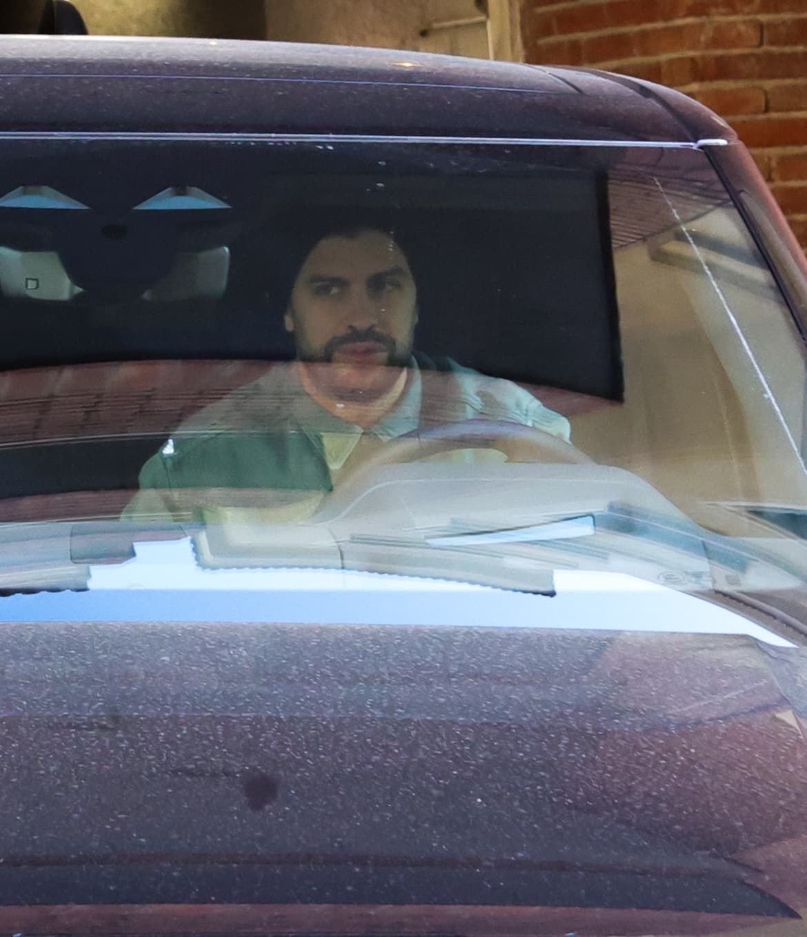 Pese a que en semanas pasadas él se mostró por demás alegre mientras conducía un Twingo o hablaba de supuestas colaboraciones con Casio, ahora lució un semblante serio.
<br>