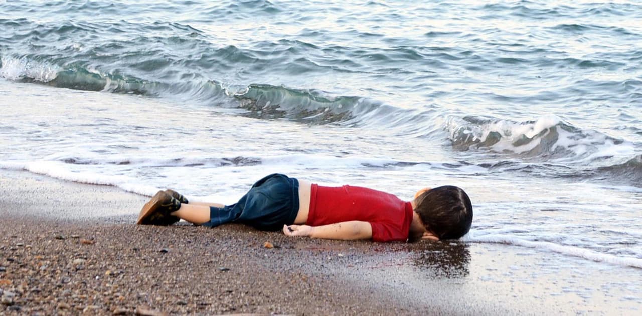 El cuerpo de Aylan Kurdi en una playa turca.