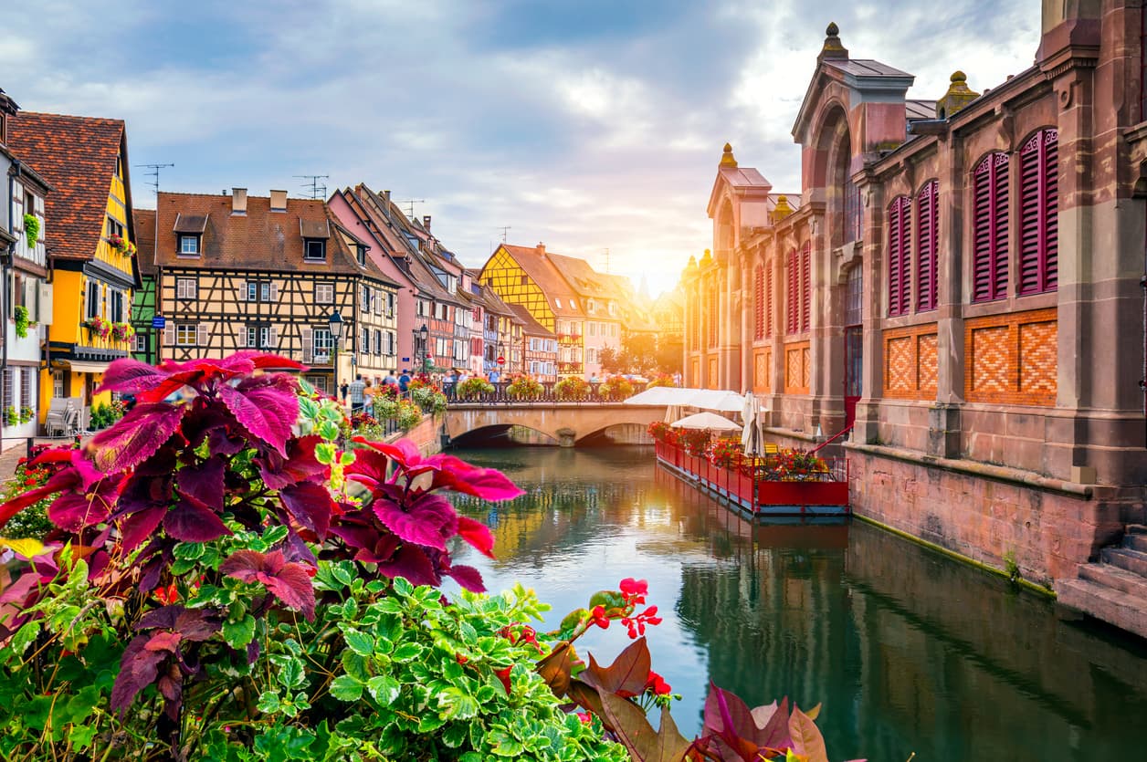 <b>Colmar, Francia. </b>Ubicada en el noreste del país, bordeando la frontera con Alemania, esta ciudad es famosa por su casco histórico perfectamente conservado, sus canales conocidos como 'Pequeña Venecia' y por ser considerada la 'capital del vino' de la región francesa de Alsacia. Tiene más de 900 años y perteneció al Sacro Imperio Romano, 
<a href="https://www.britannica.com/place/Colmar" target="_blank">fue ocupada por Suecia y luego por Luis XIII de Francia</a>, país que la anexiona a partir de 1648. Alemania también la anexionó dos veces, en 1871 y en la Segunda Guerra Mundial. 
<br>