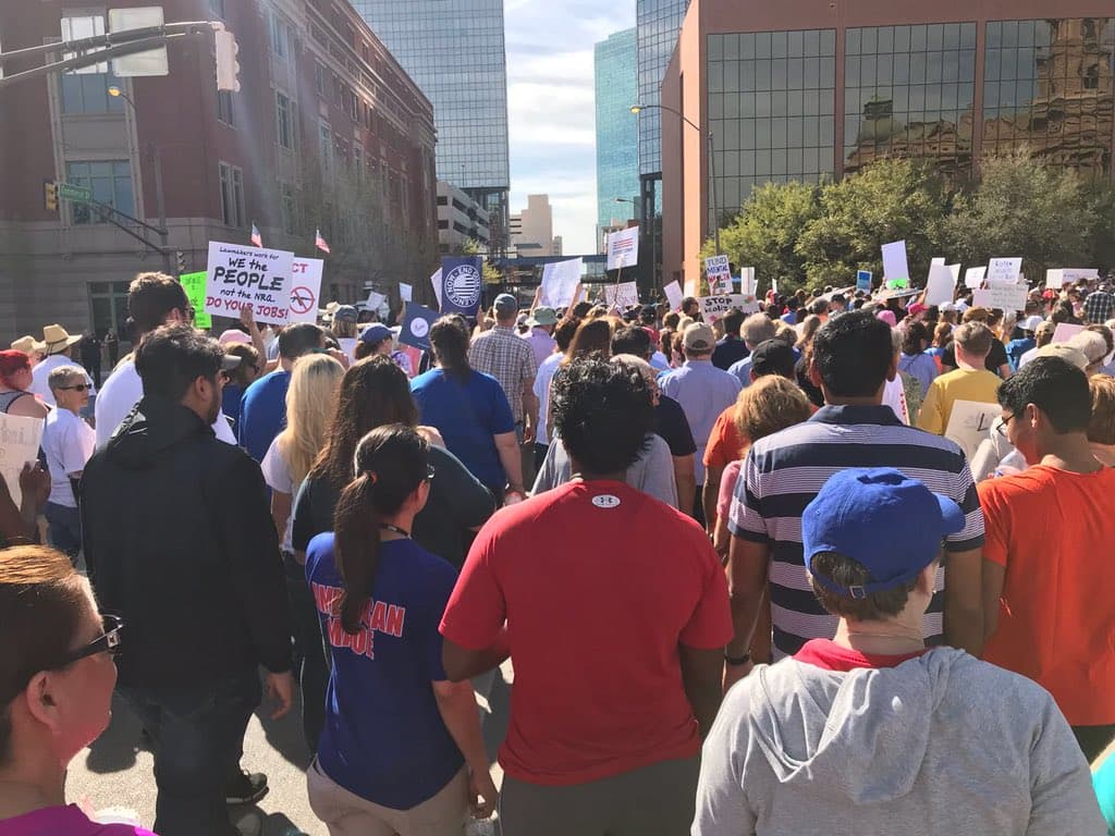 #MarchForOurLives: Estudiantes en el norte de Texas piden poner freno a la violencia con armas de fuego