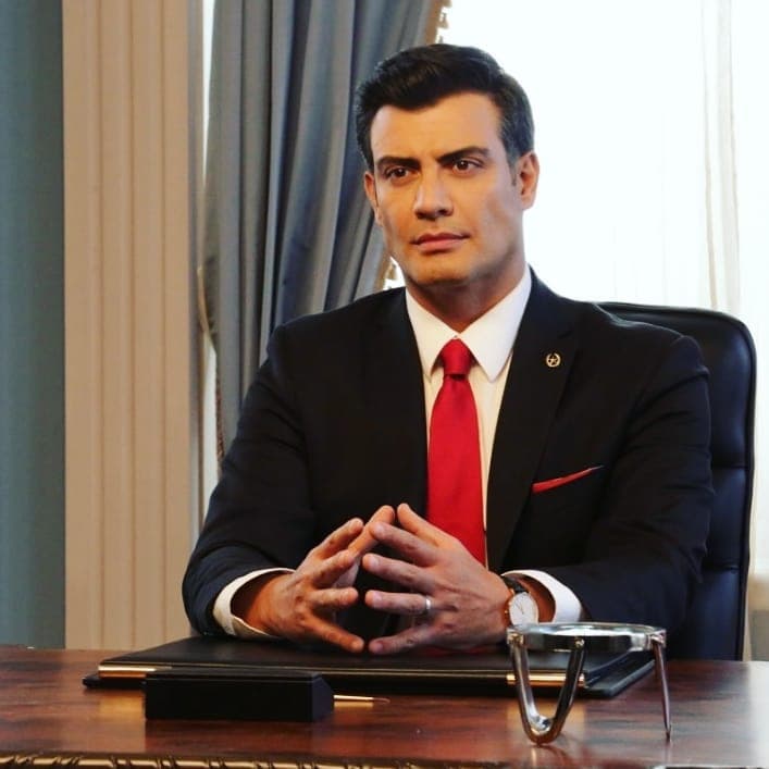 Esta vez será
<b>Carlos Bernal</b>, un presidente preocupado por el bien de su país, pero que descuidará su vida personal. El actor contó a Las Estrellas que ha sido un reto muy complejo.