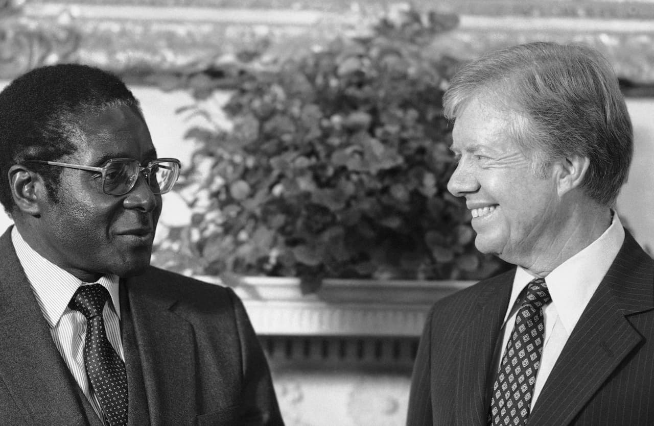 Mugabe fue el máximo líder de su país desde la independencia en 1980, hasta que el martes 21 de noviembre de 2017 finalmente su propio partido le fijara un plazo para su renuncia, bajo amenaza de un juicio político. Desde la semana pasada estaba arrestado en su propia casa custodiado por militares zimbabuenses. En la fotografía Robert Mugabe junto al presidente estadounidense Jimmy Carter en la Casa Blanca en 1980, cuando aún era primer ministro.