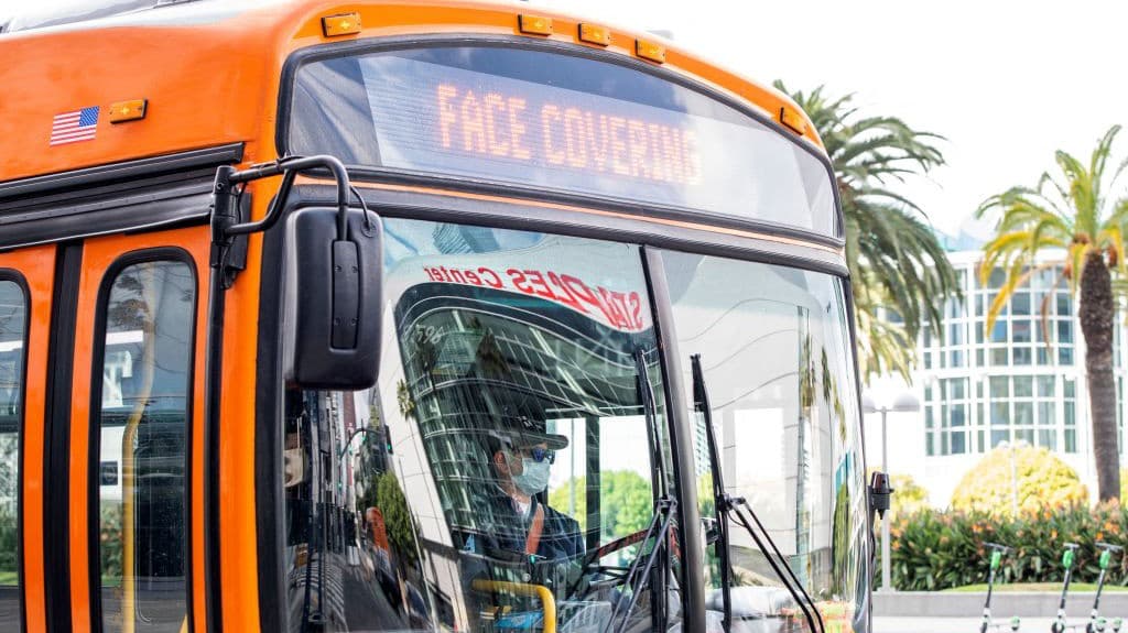 Así es el plan para instalar casetas que den sombra a los usuarios en las paradas de autobuses en Los Ángeles
