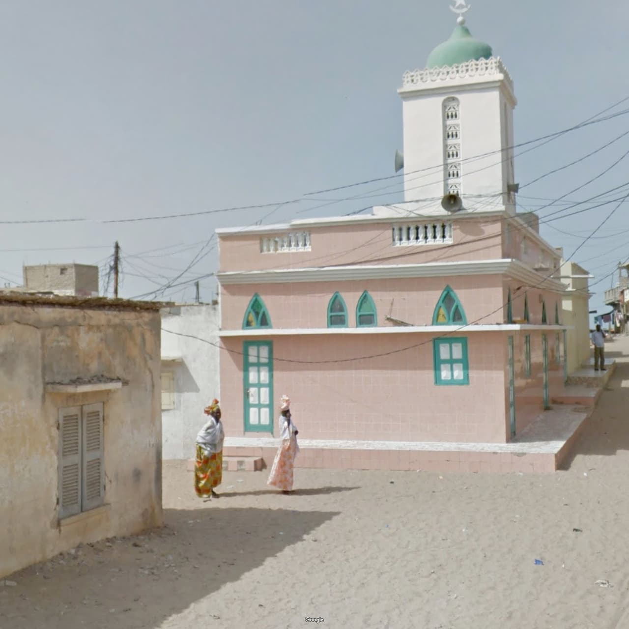 Empecé a usar 
<a href="https://www.instantstreetview.com/">Google Street View </a>como una herramienta de viaje desde hace un año y medio. Una compañía que había cofundado y en la que había trabajado por años cerró y eso trajo mucho estrés a mi vida, así que supe que necesitaba un proyecto creativo que me mantuviera concentrada. Esta foto la hice en mi computador mientras conocía St. Luis, en Senegal.
<br>