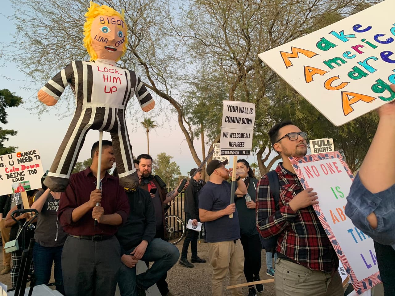 Llegaron manifestantes al área designado para ellos afuera del coliseo de los Veteranos en Phoenix.
<br>