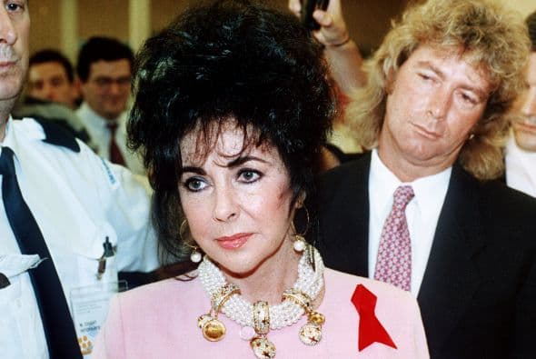 5. ELIZABETH TAYLOR " Esta actriz generó $12 millones desde el pasado 11 de marzo, día de su fallecimiento, ocurrido a sus 79 años.