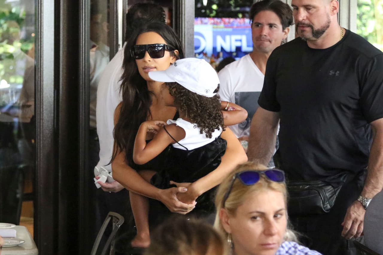 Al parecer las sandalias no son tan cómodas, le pidió a su mami que la cargara.