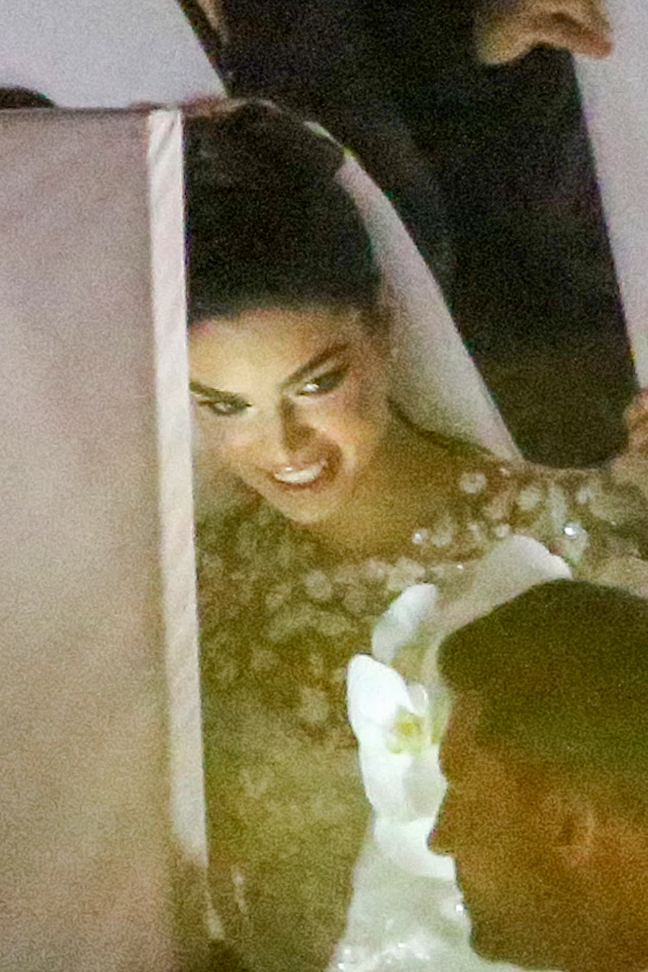 La modelo de 23 años, por su parte, lució un vestido de novia de la diseñadora de alta costura de origen bielorruso Galia Lahav, según detalla 'Hola!'