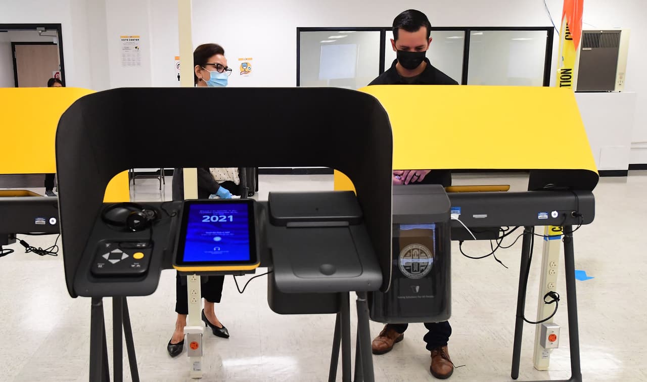 Además, puede encontrar otros
<a href="https://locator.lavote.net/locations/vbm?id=4278&culture=en " target="_blank">buzones ubicados en cientos de lugares del condado</a> a través del buscador oficial.