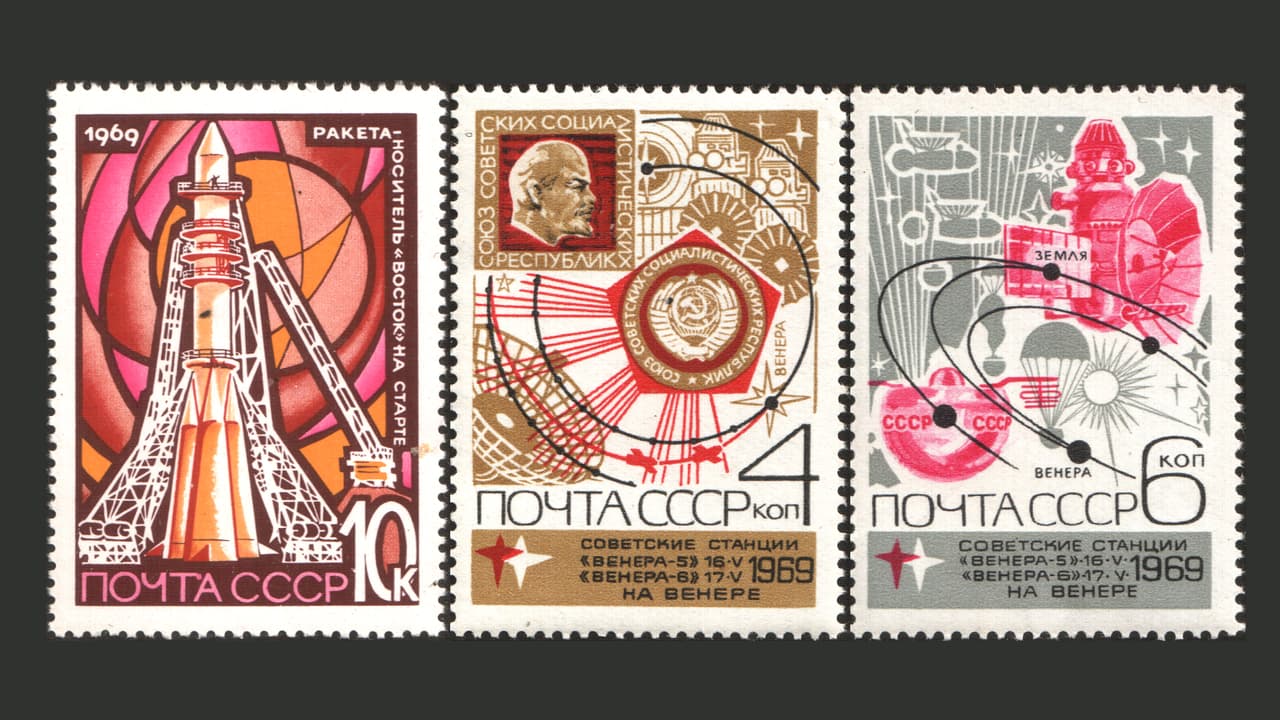 <b>A la luna, en paralelo</b>
<br>
<br>La “carrera espacial” se vivió más en simultáneo que nunca cuando los soviéticos enviaron su misión lunar, Luna 15, una sonda no tripulada que debía tocar el satélite y regresar a la Tierra con muestras del suelo lunar. La sonda salió tres días antes que el Apolo 11. El 18 de julio estaba en órbita lunar. 
<b>Debía alunizar el 20, el mismo día que estaba previsto que los astronautas estadounidenses se posaran en la superficie lunar, pero problemas de cálculo pospusieron la fecha,</b> por lo que la intención original de estar de regreso antes de la misión de la NASA no pudo cumplirse. De hecho, la operación fracasó porque la nave terminó estrellándose en el descenso. 
<b>Sin embargo marcó un hito: la primera colaboración entre las entonces únicas dos potencias espaciales.</b> La NASA estaba preocupada porque el Luna 15, del que desconocía detalles, pusiera el riesgo la misión del Apolo 11. Por eso pidió información al programa espacial soviético y les compartieron datos de la trayectoria de la nave.
<br>