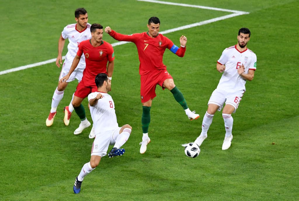 Aquí se puede ver el asedio que sufrió Cristiano Ronaldo, el astro portugués, por la defensa iraní, que en muchas de las ocasiones le hacían el dos a uno en el primer tiempo.