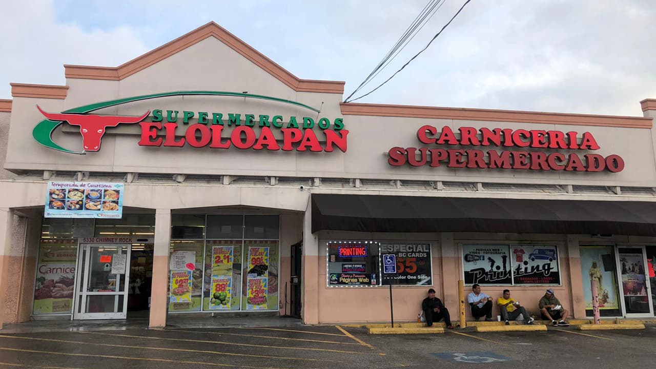Un grupo de trabajadores tuvieron que comer afuera de este supermercado que también funciona como restaurante.