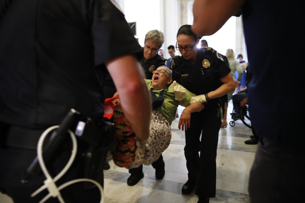 Activistas del 
<a href="http://www.univision.com/noticias/politica-de-salud/en-fotos-la-historia-de-adapt-los-activistas-discapacitados-que-protestan-contra-los-recortes-a-medicaid-fotos">grupo de ADAPT</a> demostrado en varias protestas cómo la eliminación de la expansión de Medicaid sería para ellos una sentencia de muerte. 
<b>"No toquen Medicaid, salven nuestra libertad"</b>, gritaban los manifestantes mientras los sacaban del Capitolio hace unas semanas cuando protestaron en frente de las oficinas del líder de la mayoría, Mitch McConnell.