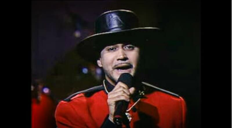 Oscar de la Rosa, vocalista de La Mafia, cantó 'Me estoy enamorando'. Durante la celebración la banda fundada en Houston, Texas, se llevó dos premios en la categoría Regional Mexicana a Grupo del Año y Álbum del Año ('Estas tocando fuego'), en esta última empataron con Selena.