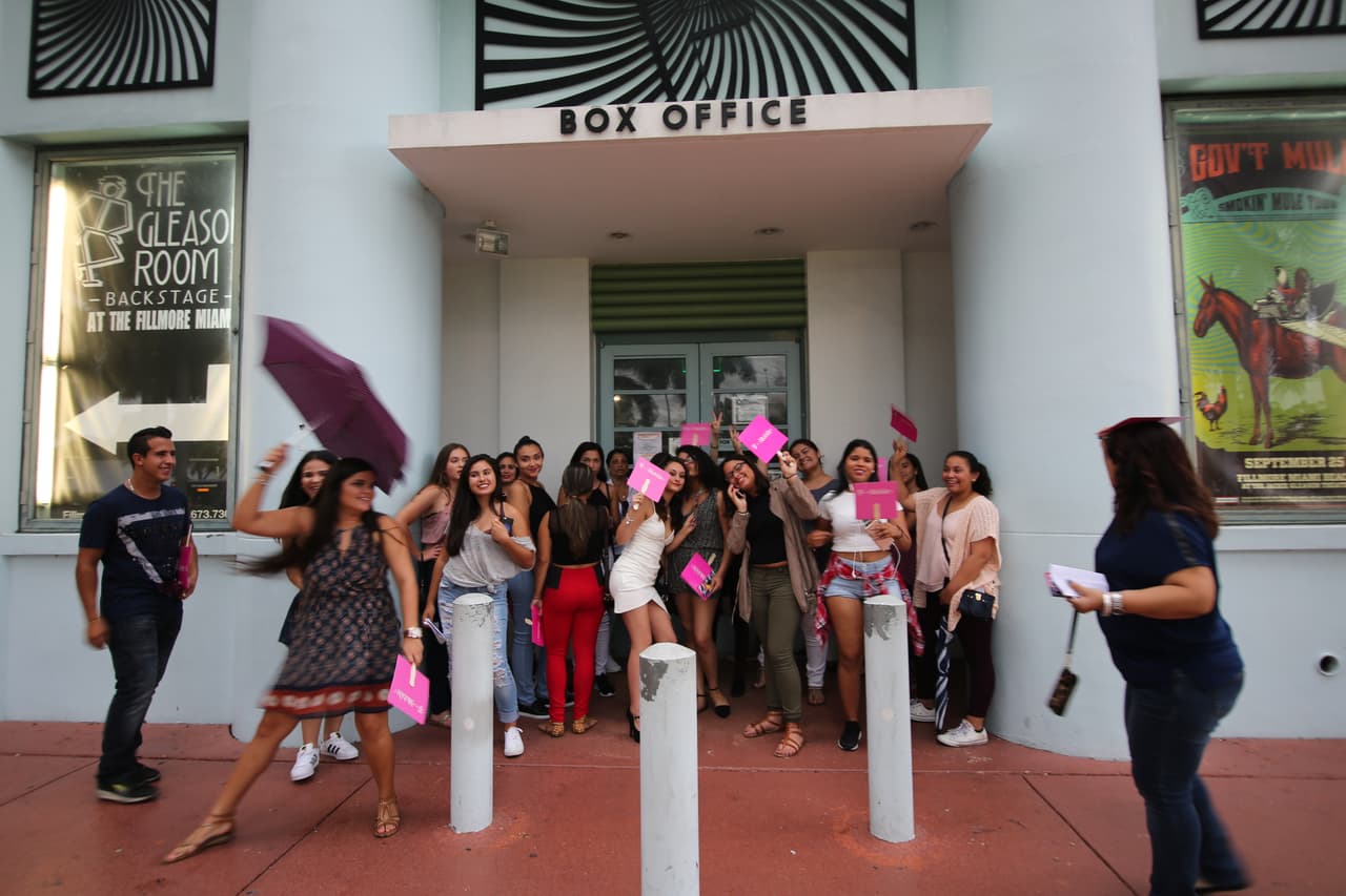 Sin importar la lluvia o el calor, las chicas se agruparon en las afueras del lugar en espera de tener el mejor puesto para disfrutar del show.