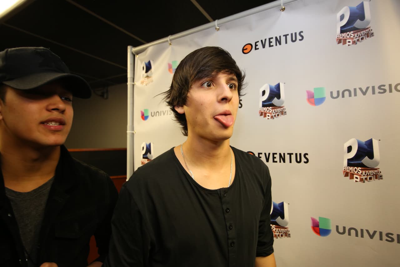 Christopher nunca pierde su buen humor y al preguntarle cuál es su mueca más graciosa, esto fue lo que nos regaló.