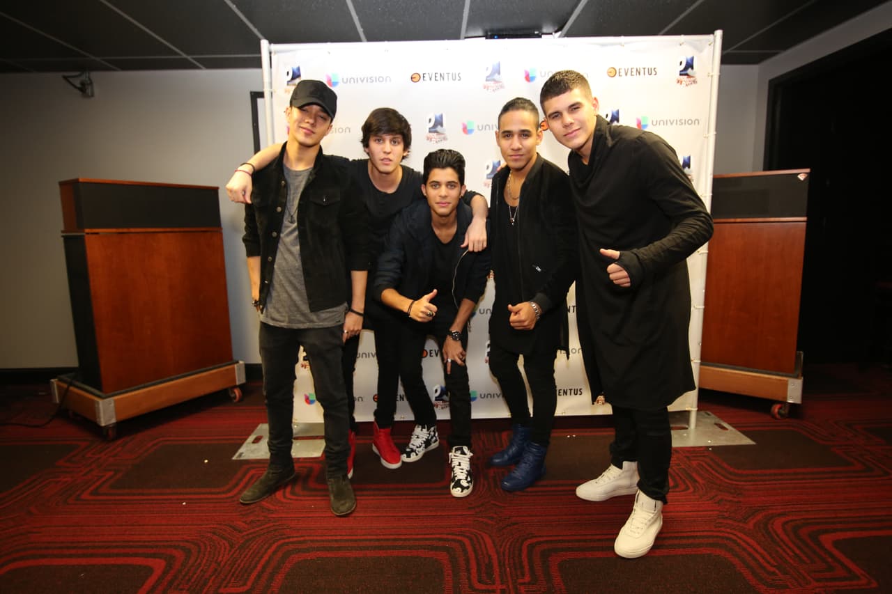 ¡Foto, foto!, estos chicos ya saben cómo consentir a sus fans y tienen sus poses preferidas.