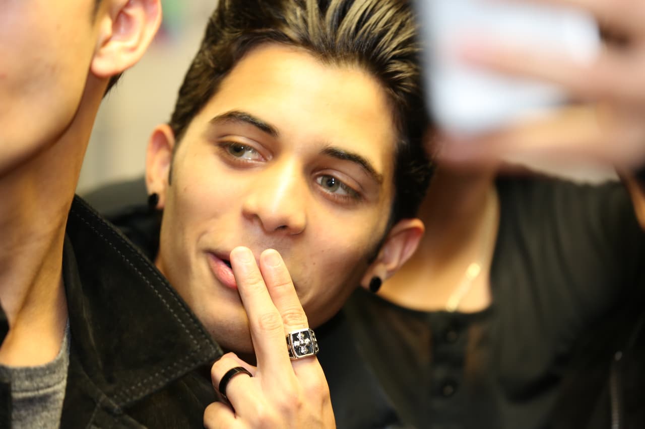 Al preguntarle cómo enamora a una chica, él sacó su mirada más seductora y sus compañeros comenzaron a bromear con él.