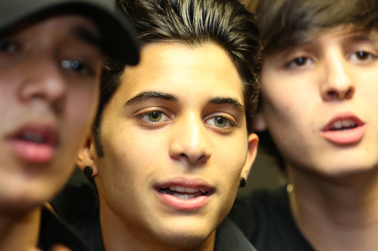 Erick no paraba de coquetear con esa mirada.