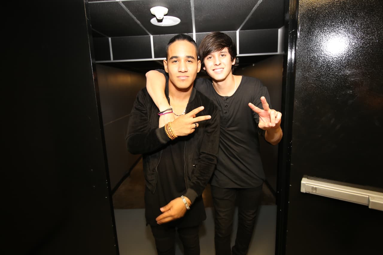 Del otro lado del escenario, los chicos de CNCO ya estaban más que listos para salir a cantar.