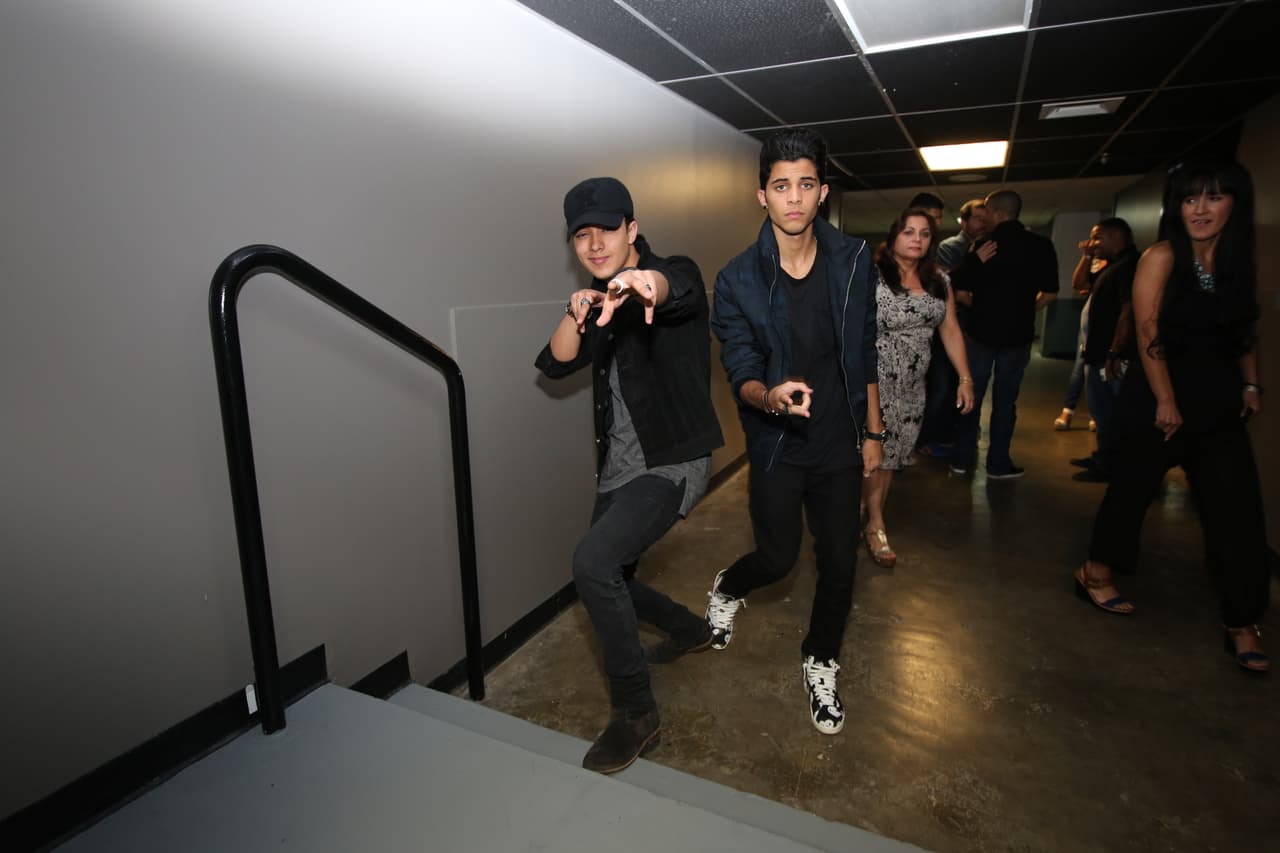 Pero antes de salir al escenario, los chicos ofrecieron un meet and greet con algunas de sus afortunadas fans que tuvieron la oportunidad de tomarse una foto con ellos.