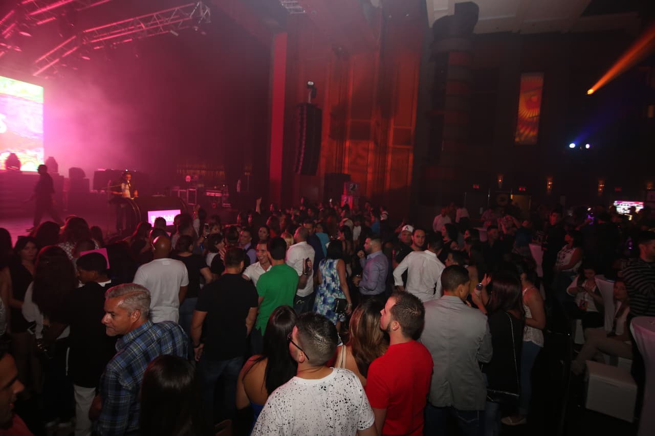 A las 8 PM se abrieron las puertas del lugar y la gente comenzó a entrar con su ticket en mano.