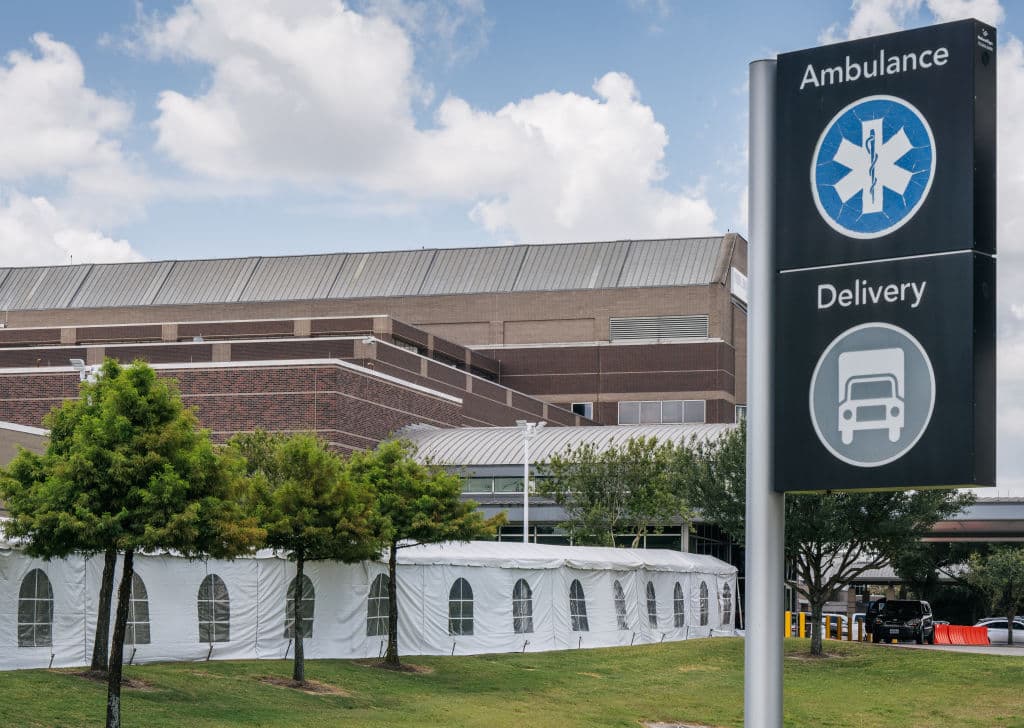 Una pasarela que conduce a las carpas médicas afuera del Hospital Lyndon B. Johnson el 10 de agosto de 2021 en Houston, Texas. El Hospital Lyndon B. Johnson ha instalado carpas en preparación para una gran cantidad de pacientes que están siendo tratados por la variante delta de covid-19.