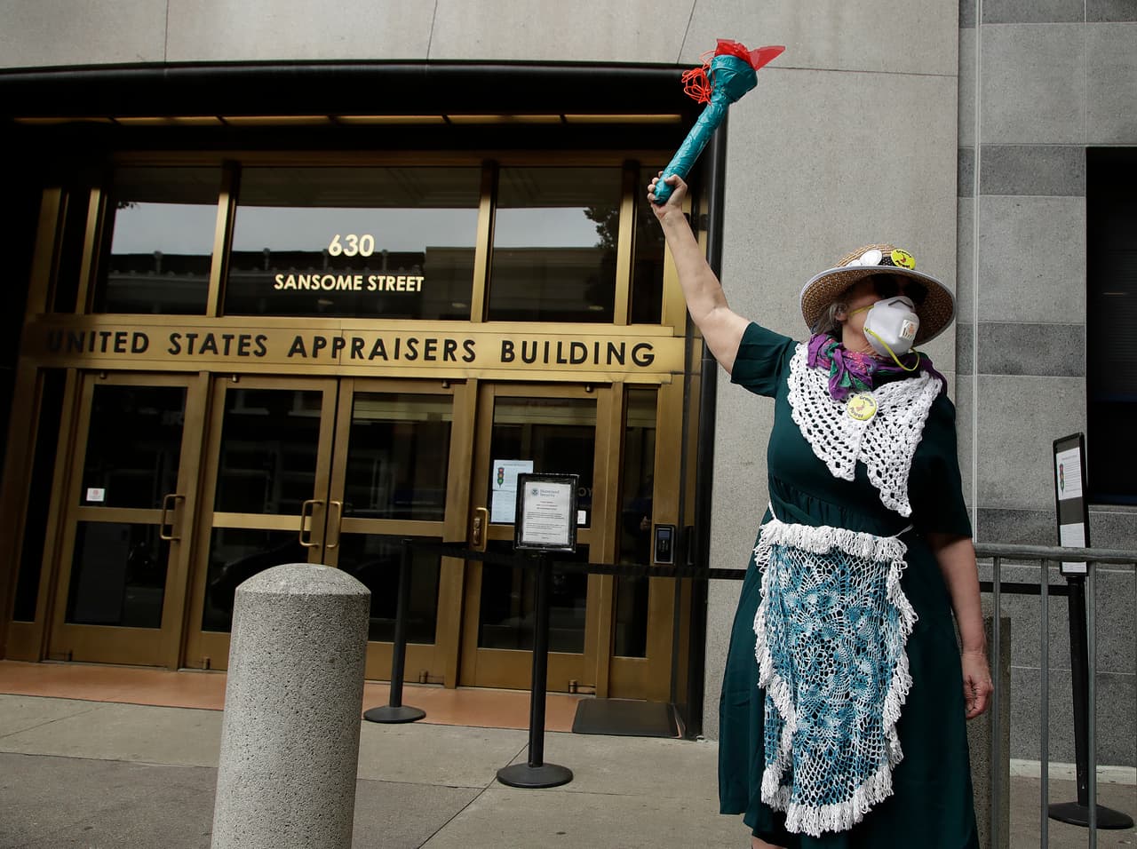 La activista Ruth Robertson protesta frente a una oficina de ICE en San Francisco, el 31 de marzo. La Asociación Americana de Abogados de Inmigración (AILA, por sus siglas en inglés) pidió al gobierno que liberara a las personas mayores o con enfermedades preexistentes, consideradas más vulnerables al coronavirus.