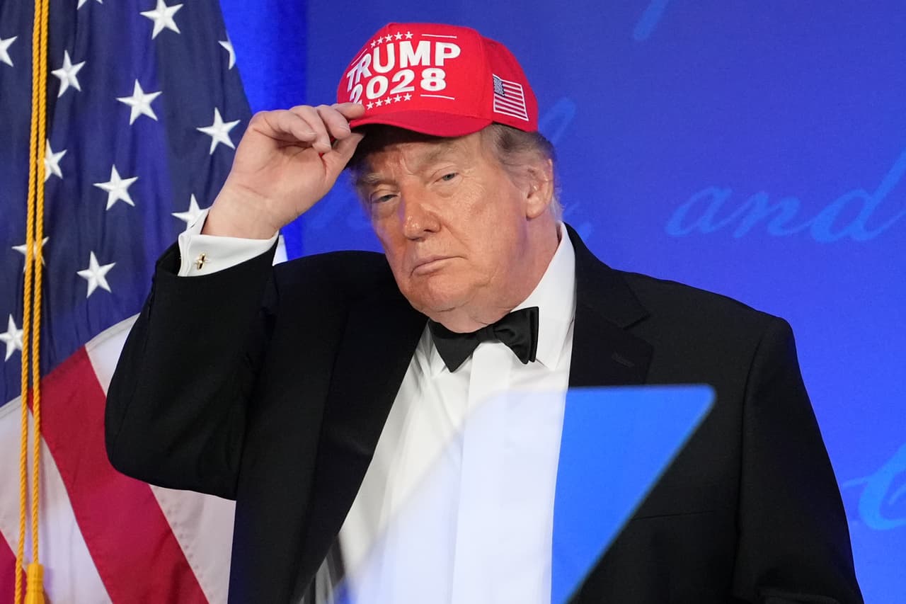 Donald Trump reaparece con una gorra que dice “2028” y vuelve a insinuar una candidatura pese al límite constitucional