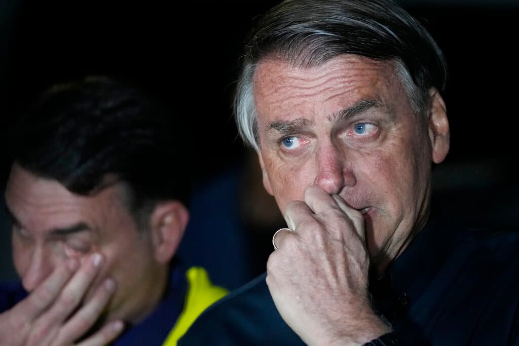 El ultraderechista
<b> Bolsonado logró el 43% de los votos,</b> un resultado que solo sus partidarios se empeñaban en creer. "Hoy vencimos la mentira", dijo Bolsonaro en referencia a las encuestas que le daban alrededor del 30%. En declaraciones a periodistas en el exterior del palacio de la Alvorada, en Brasilia, 
<b>el presidente se mostró optimista</b> de cara "a la segunda parte del partido".