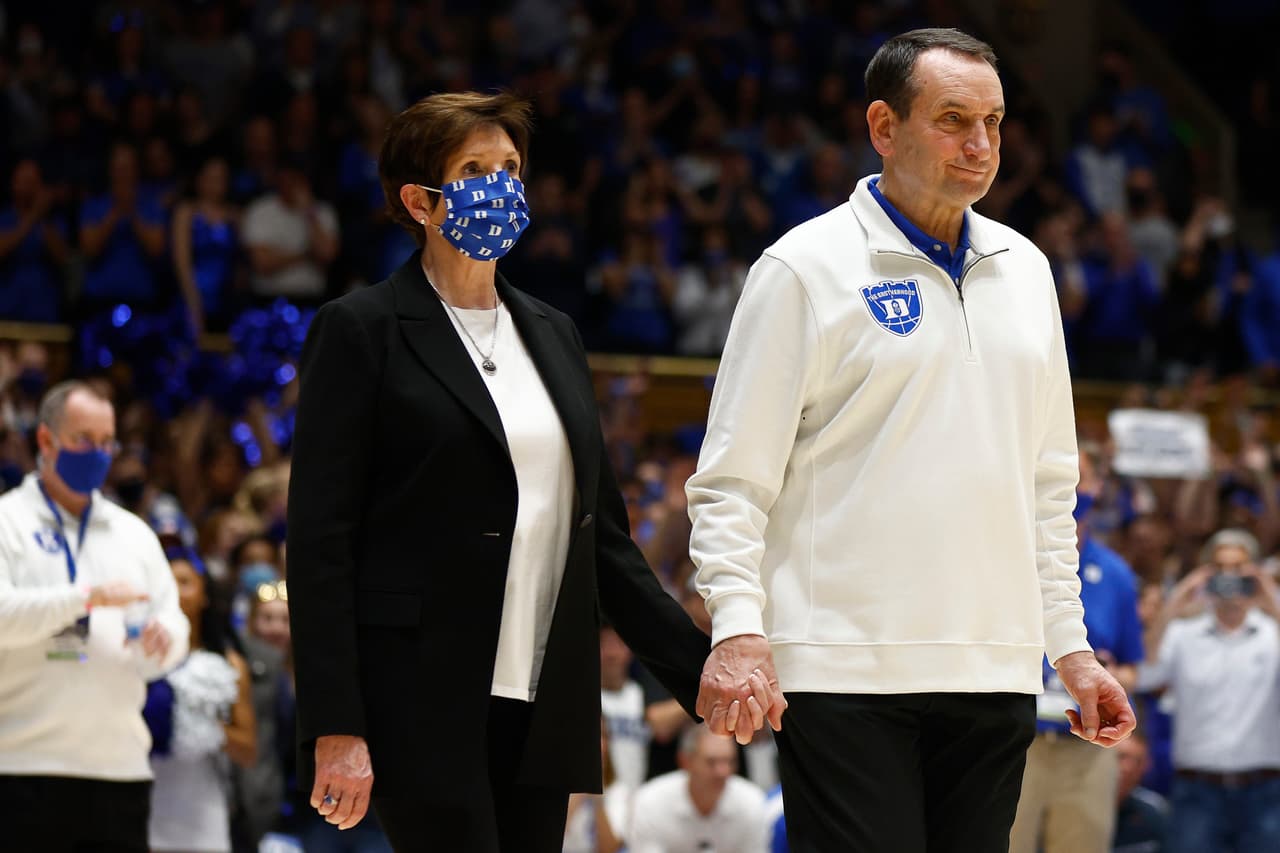 'Coach K' sostuvo la mano izquierda de su esposa Mickie mientras todos miraban un video sobre su larga trayectoria.