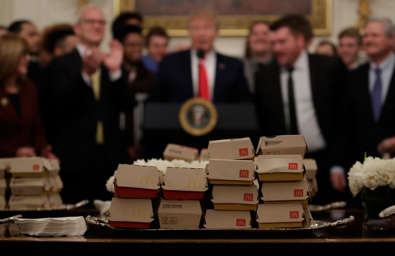 <b>Los banquetes de papas fritas y hamburguesas.</b> A principios de año el cierre parcial del gobierno afectó el funcionamiento de la cocina en la Casa Blanca y el presidente Trump tuvo que ofrecer a sus invitados, los 
<a href="https://www.univision.com/noticias/politica/mcdonalds-en-bandeja-de-plata-que-dice-de-trump-el-banquete-de-comida-chatarra-en-la-casa-blanca"><u>Clemson Tigers, campeones del fútbol americano universitario</u></a>, platillos de restaurantes de comida rápida. Meses después, con el gobierno funcionando normalmente, el presidente volvió a ofrecer este agasajo a otros campeones, los Bisontes de Dakota del Norte.
<b> 4 de marzo de 2019.</b>