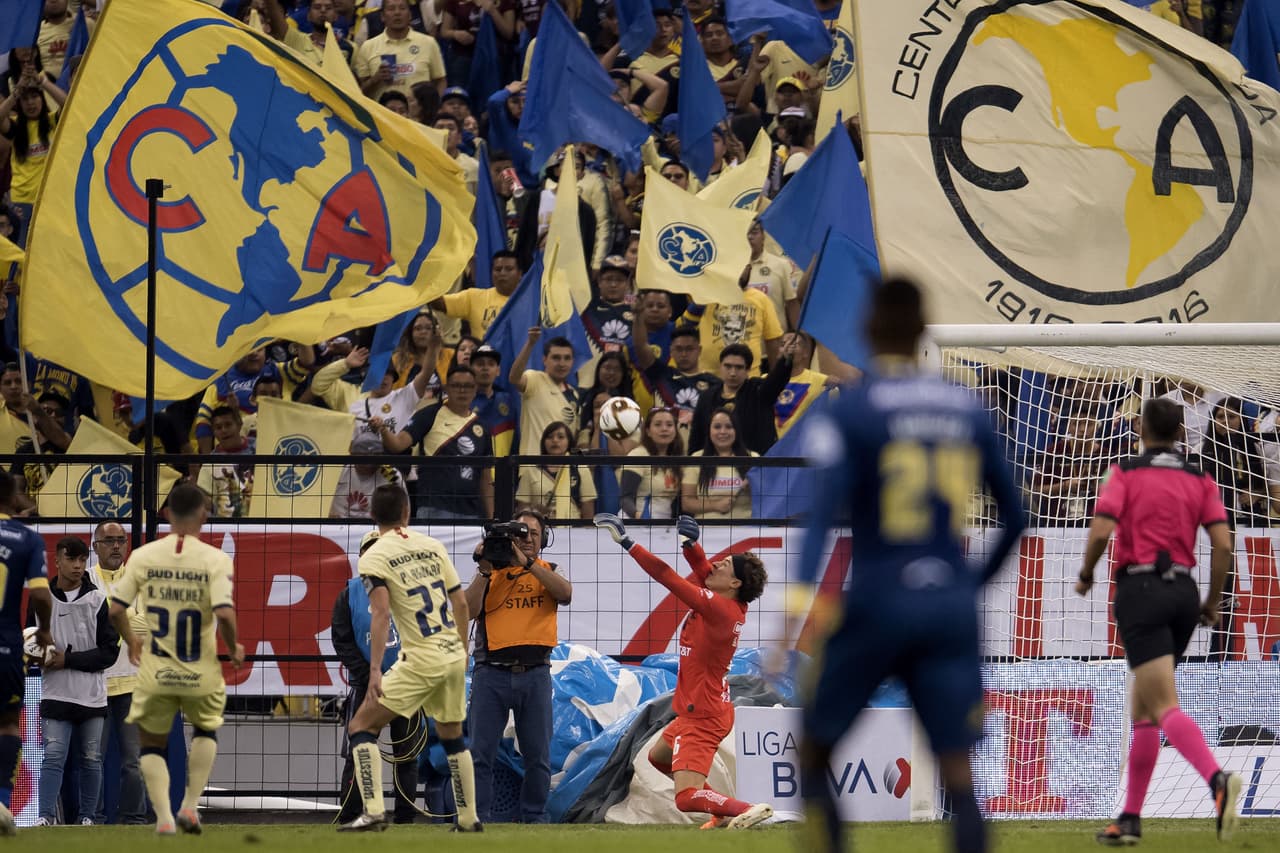 Paradón de Memo Ochoa para evitar la caída de su marco muy temprano en el partido.