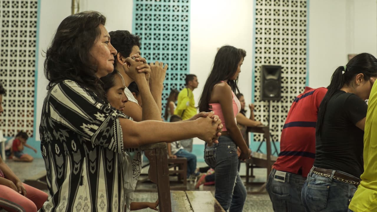 Al marido de Amparo Cárdenas (en la imagen, rezando en la iglesia de El Castillo), lo mataron los paramilitares.