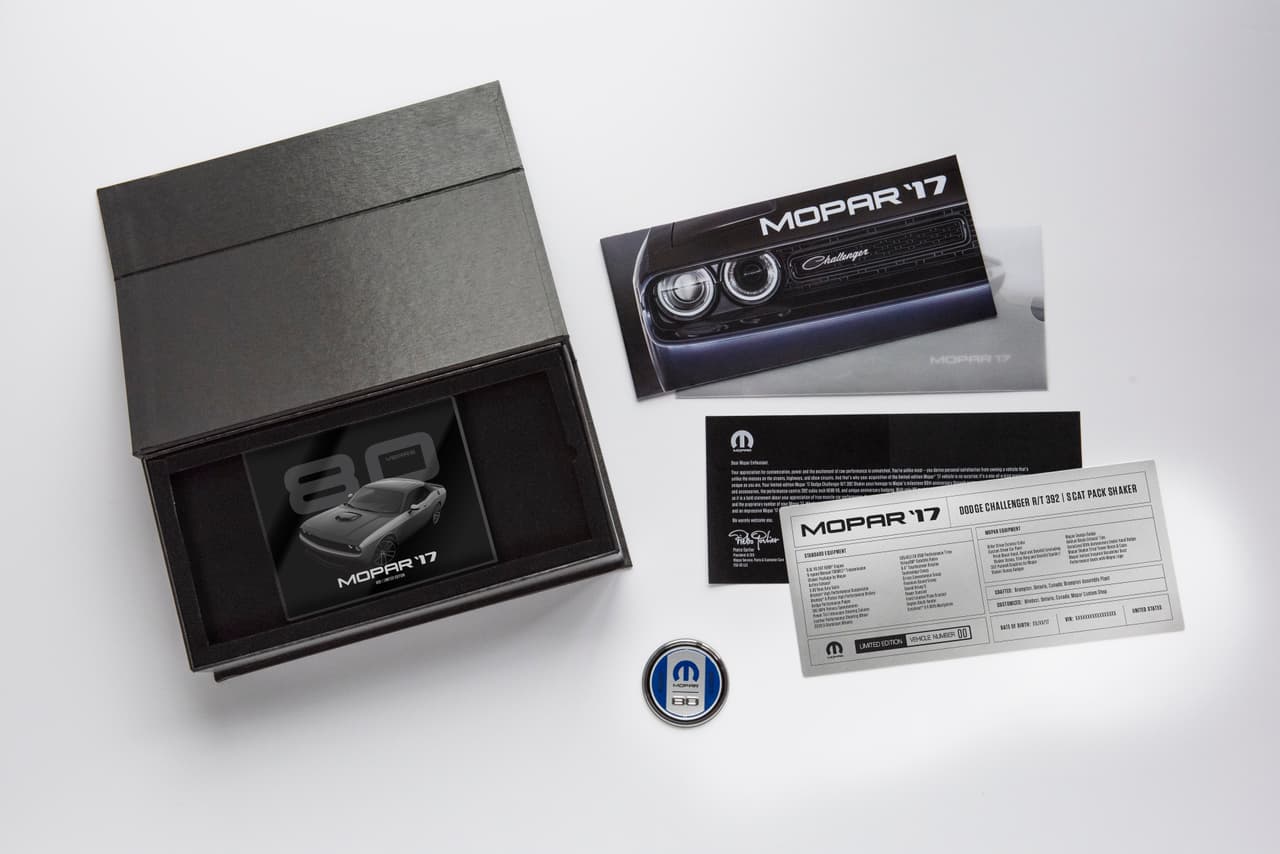 Los dueños de los modelos de esta edición especial recibirán un paquete de chucherías de mercadeo celebrando y dejando constancia de la propiedad de esta piezas única y numerada de historia automotriz, entre los que se encuentra un llavero, una ‘partida de nacimiento’ con el número del auto de los 80 que se harán de cada una de las combinaciones de color, un libros conmemorativo y una carta de bienvenida.