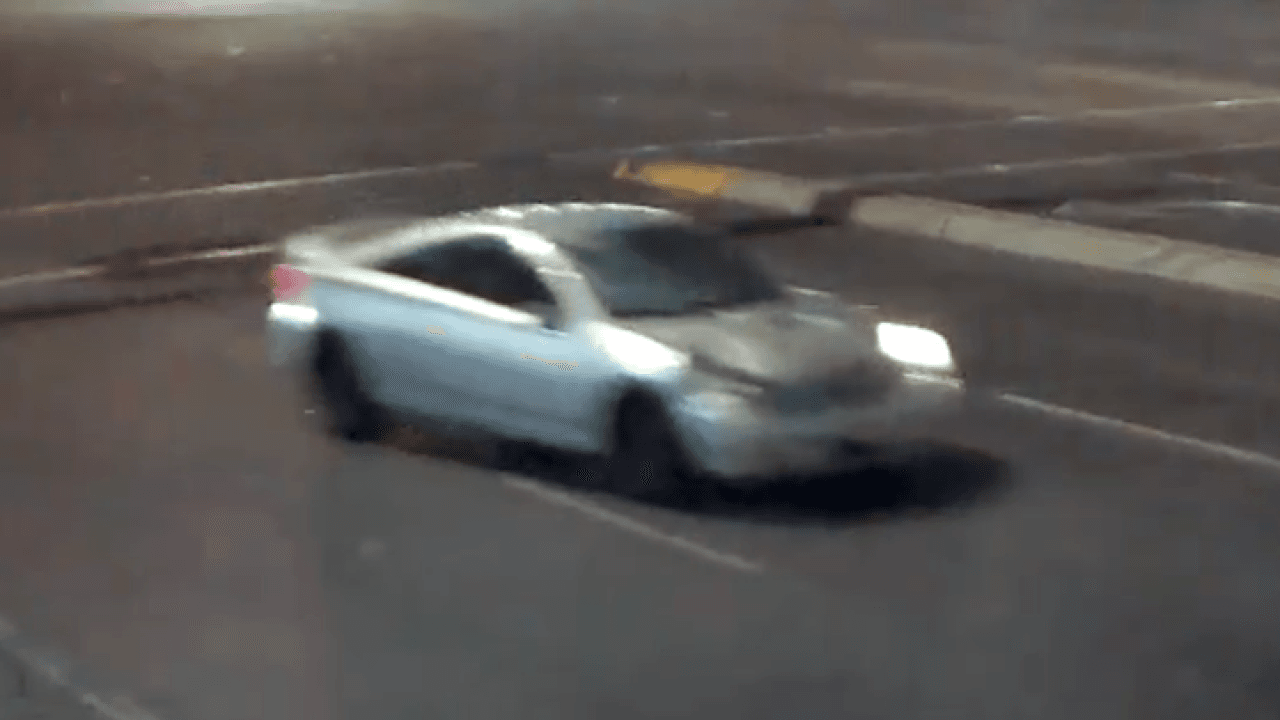 Identifican automóvil que atropelló y mató a una mujer en Stockdale Highway 