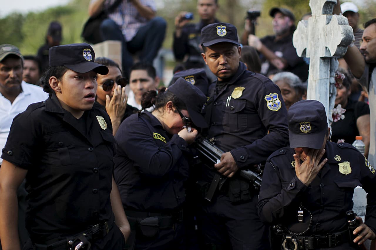 A pesar de la tregua, auspiciada en 2012 por el gobierno del presidente de izquierda Mauricio Funes (ahora 
<a href="http://www.univision.com/noticias/asilo-politico/nicaragua-da-asilo-politico-al-expresidente-salvadoreno-mauricio-funes"><b>acusado de corrupción y asilado</b></a> en Nicaragua), las extorsiones y otros negocios sucios continuaron, así como la intimidación, el acoso y el reclutamiento forzoso de adolescentes y niños. Los asesinatos tampoco se detuvieron y a la larga las maras salieron fortalecidas. En el último año y medio, 85 policías han sido asesinados por los pandilleros, que pusieron a los uniformados en el punto de mira tras la escalada represiva desatada por el Estado desde inicios de 2015. En la fotografía, el momento del funeral de la agente de policía salvadoreña Wendy Mena, supuestamente asesinada por miembros de la mara ‘Barrio 18’.