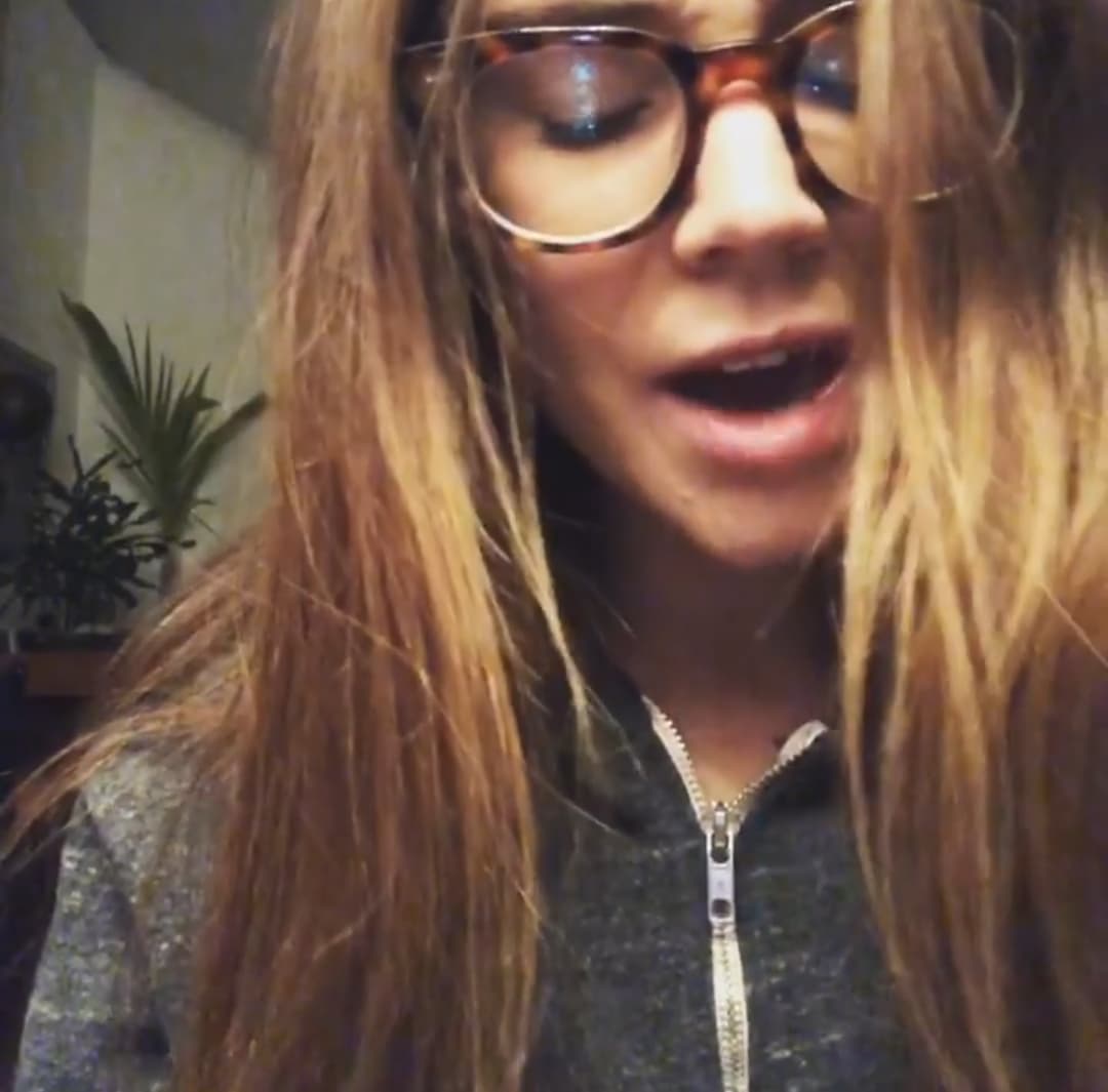 En el video, Camila interpreta su canción 'El dolor sin fin'. Sin embargo, fue el mensaje que acompañ´ó el clip lo que dio una pista sobre su posible regreso a la música.