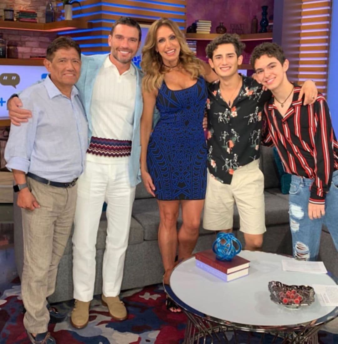 La lista de famosos que han posado junto a Lili Estefan sigue creciendo, imágenes que sin duda quedarán guardadas en los recuerdos de La Flaca con el paso del tiempo.