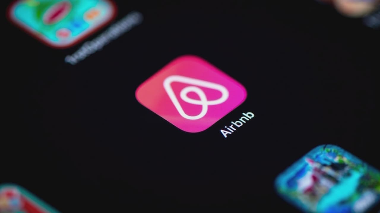 Airbnb va a limitar el número de tareas que los anfitriones pueden exigirle a sus huéspedes antes de su salida
