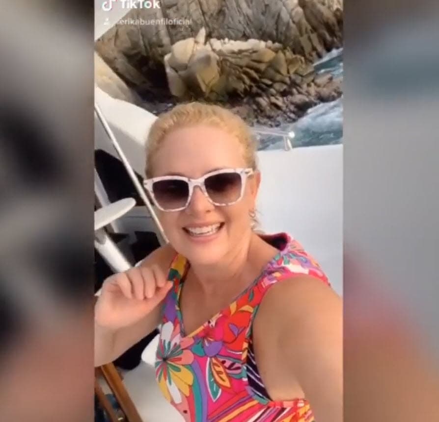 Desde el pasado fin de semana ha compartido en 
<b><a href="https://www.instagram.com/erikabuenfil50/" target="_blank">Instagram</a> </b>que se encuentra tomando un descanso en la playa. 
<br>