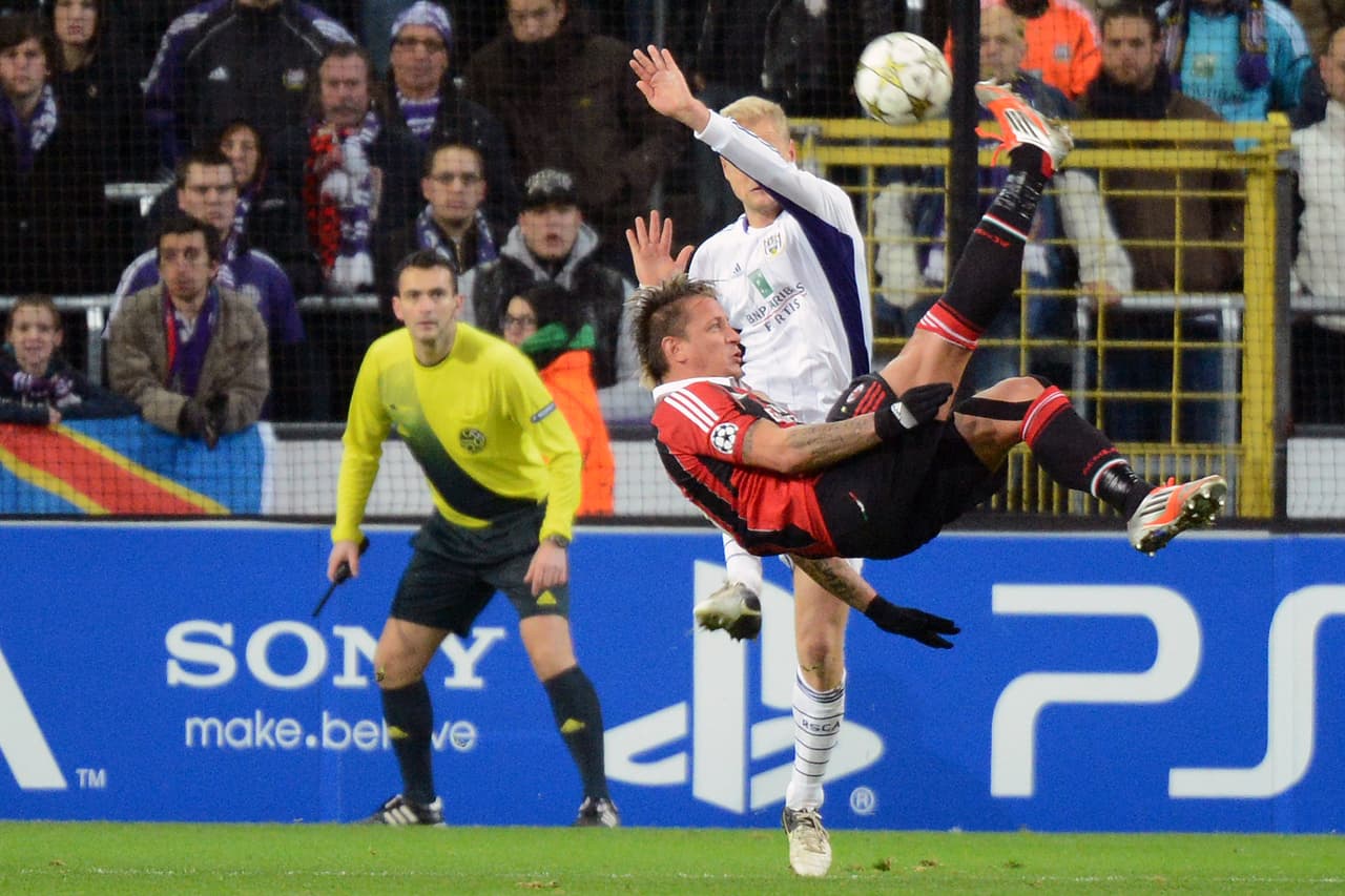 5. Philippe Mexès (Milan) vs Anderlecht – 2012 | No fue el único gol en la carrera de este excéntrico defensor central, pero sin duda fue el mejor. Tras recibir un servicio templado de Montolivo, el francés fulminó al arquero rival con un golazo de chilena desde fuera del área.