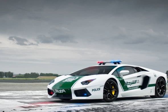Policía de Dubai: Lamborghini Aventador LP700-4 Motor V12 6.5 Lts Potencia 690 HP Velocidad Máxima 217 mph (348 km/h) Aceleración (0-60mph) 2.9 segundos Precio US$420,500
