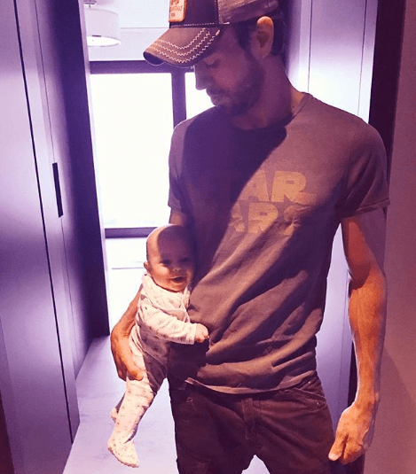 El cantante español Enrique Iglesias se estrenó como papá el 16 de diciembre de 2017 con la llegada de sus mellizos Nicholas y Lucy.